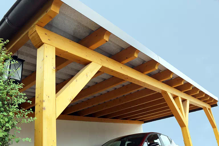 Drewniana konstrukcja garażu
